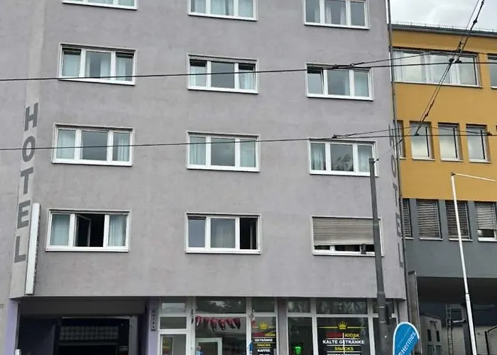 Hotel Main Crown *