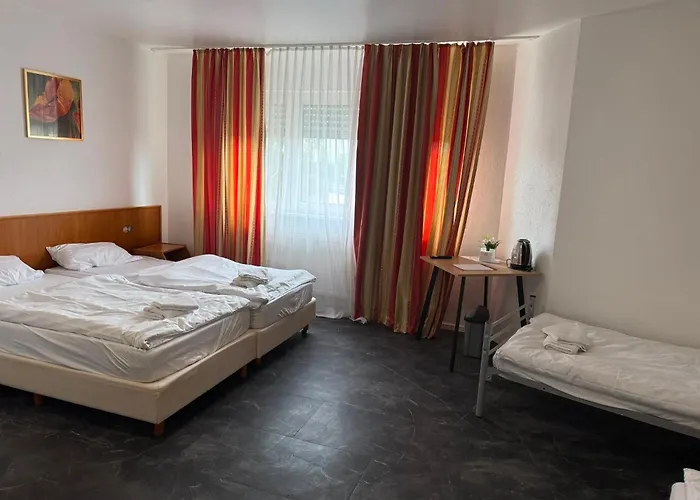 Main Crown Hotel