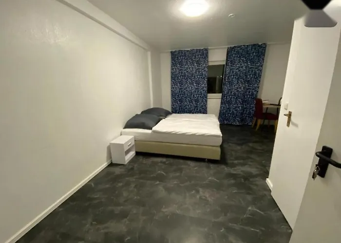 Hotel Main Crown *