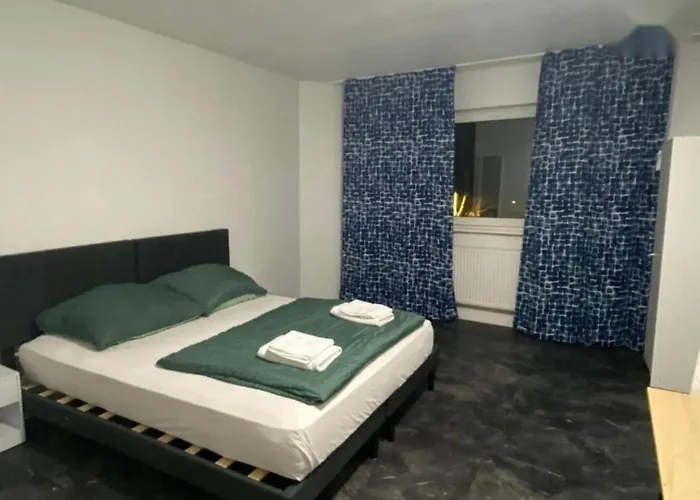 Main Crown Hotel *