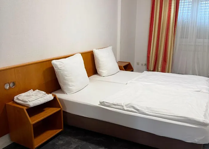Hotel Main Crown
