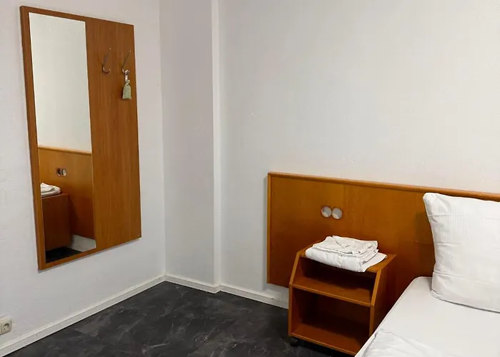 Main Crown Hotel *